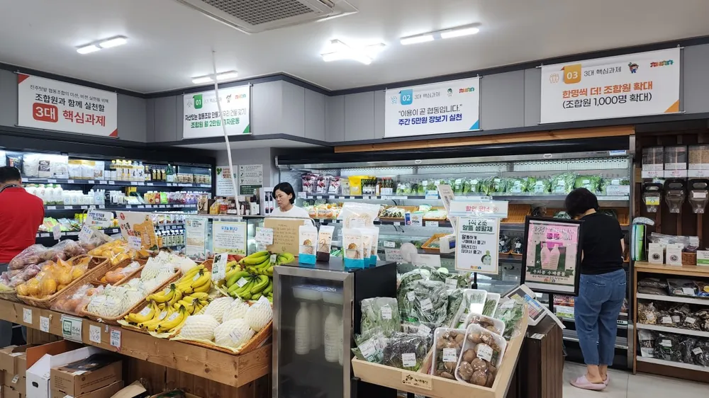 매장 안쪽 진열대에 지역 농산물이 채워져 있다.